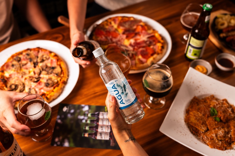 Copa, botella y comida