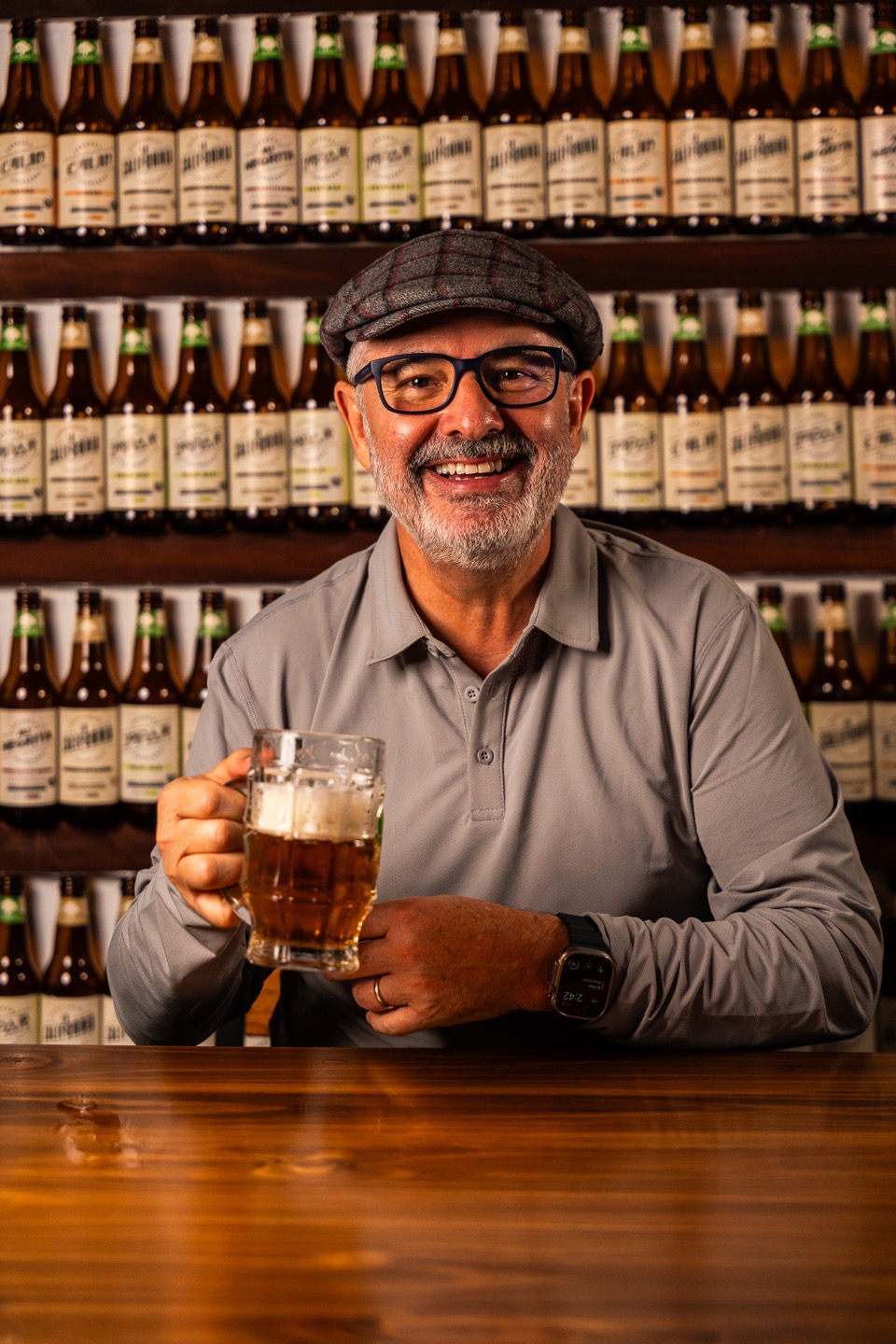 Una botella real de cerveza de marca privada y una de agua de marca privada.