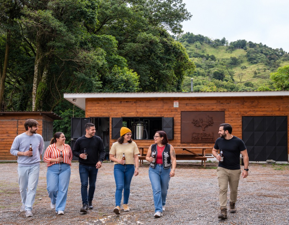Personas caminando por la finca, montaña detrás