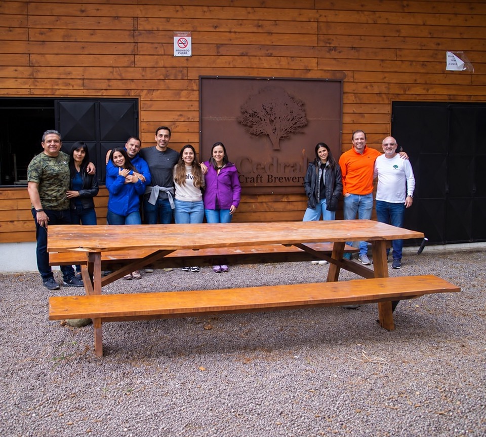 Grupo en la degustación · mesa larga, montaña detrás